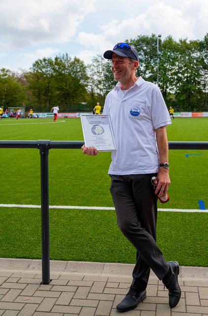 Vorsitzender Richard Beckschulte freut sich über die Auszeichung für das außergewöhnliche Engagement des TSV Glessen.  | Foto: Jürgen Libertus