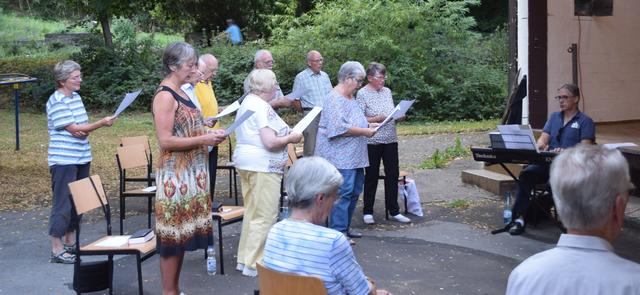 Mitglieder des Kirchenchores St. Cäcilia Herchen unter Leitung von Seelsorgebereichsmusiker Andrezj Mielewczyk (re.) gestalteten den Gottesdienst musikalisch. | Foto: Erwin Höller 