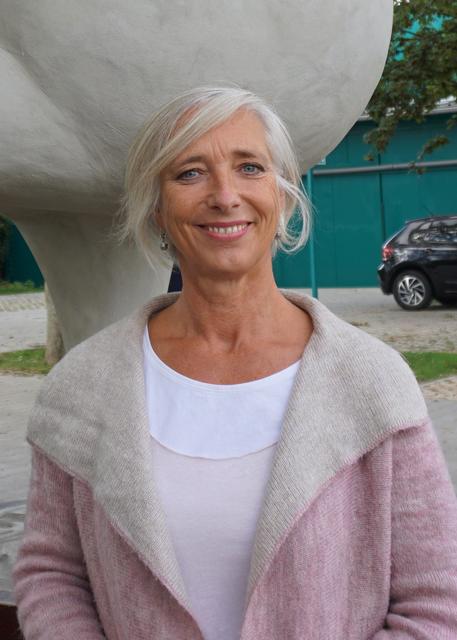 Die Glessener Künstlerin Ulrike Klerx arbeitet mit Beton und bietet Workshops zum Skulpturen-Selbermachen. | Foto: Andrea Floß