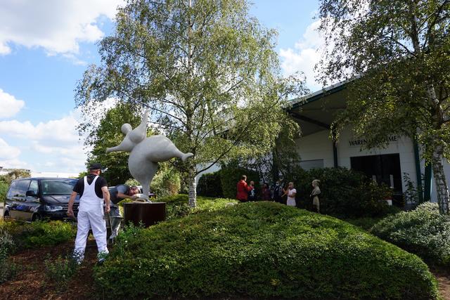 Ein fester Keramik-Sockel gibt den "zARTbeton"-Figuren die nötige Standfestigkeit.  | Foto: Andrea Floß