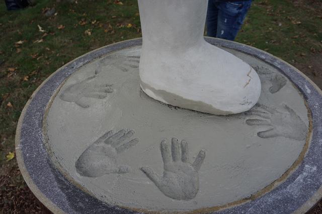 Kunstprojekt mit Hand und Fuß: Die "tanzenden Nanas" auf dem Schaebens-Gelände sollen das Kunst- und Kulturleben wieder aktivieren.  | Foto: Andrea Floß