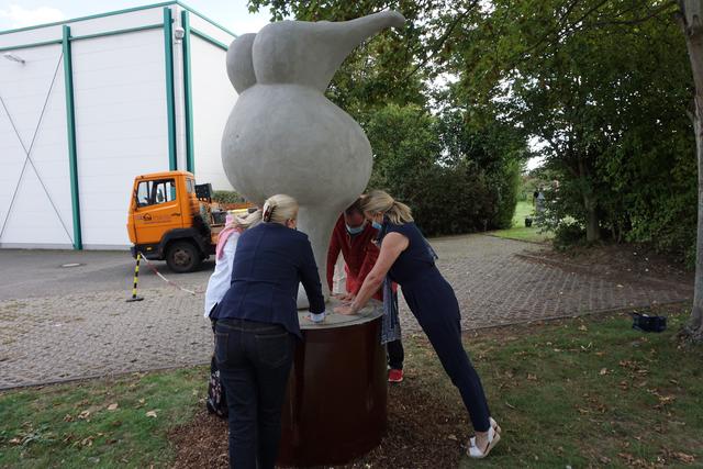 Ein letztes Mal Hand anlegen: Die Schaebens Art-Jury verewigt sich im noch feuchten Beton.  | Foto: Andrea Floß