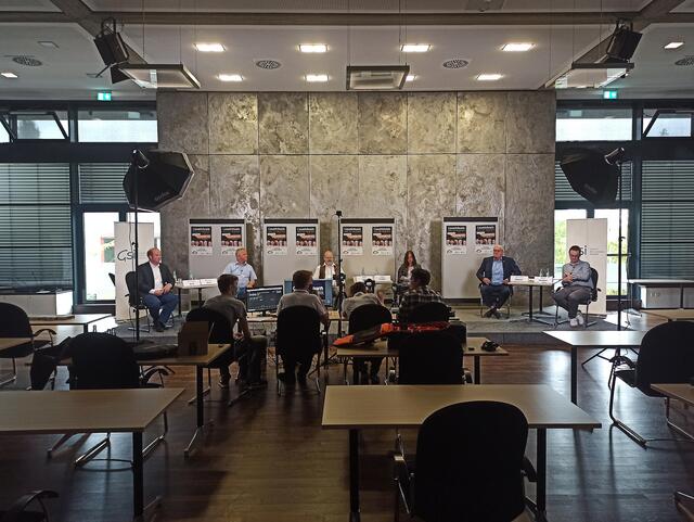 Livestream aus dem Bornheimer Rathaus: Das einzige Zusammentreffen aller fünf Landratskandidaten vor der Wahl am 13. September hatte der Stadtjugendring gemeinsam mit dem Gustav-Stresemann-Institut im Bornheimer Ratssaal organisiert. Im Bild (von links): Christian Koch, Michael Otter, Wolf Roth, Moderatorin Jana Schäfer, Sebastian Schuster, Denis Waldästl. | Foto: F. Engel-Strebel