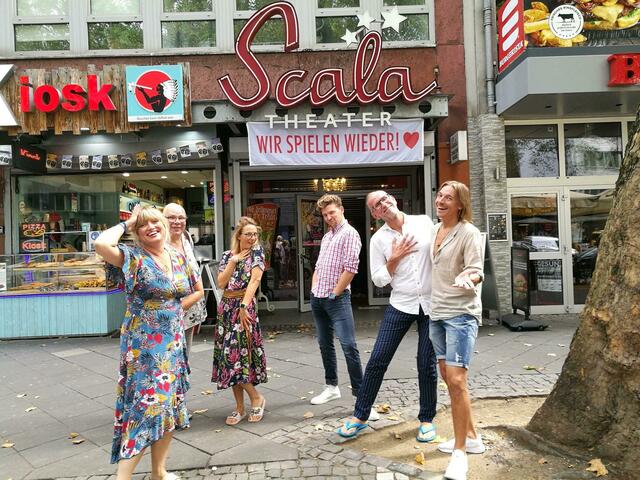 Das Ensemble von „Drei Prumme for Pitter“ vor dem Scala Theater (v.l.) mit Barbara Nöske, Sophie Russel, Kirsten Hesse, Maximilian Wieler, Geschäftsführer Ralf Borgartz und Arne Hoffmann. | Foto: at