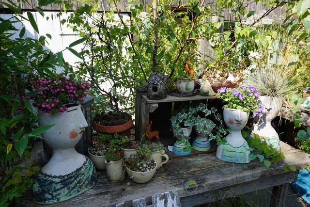 Jeder "Blumenkopf" von Petra de Jong erzählt eine kleine Geschichte. | Foto: Andrea Floß