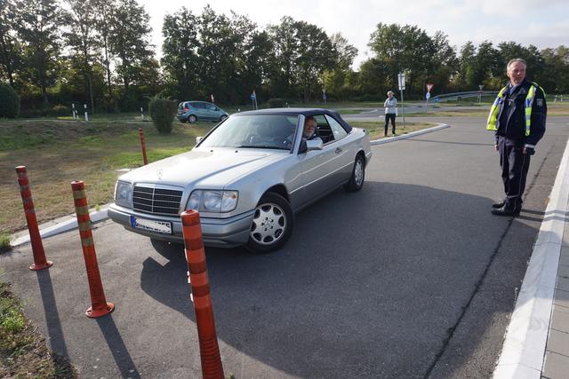 Die Glessener Ortsbürgermeisterin Anne Keller und Polizeihauptkommissar Hans Dieter Ehlert organisieren seit mehreren Jahren Fahrsicherheitstrainings für Senioren.  | Foto: Andrea Floß 