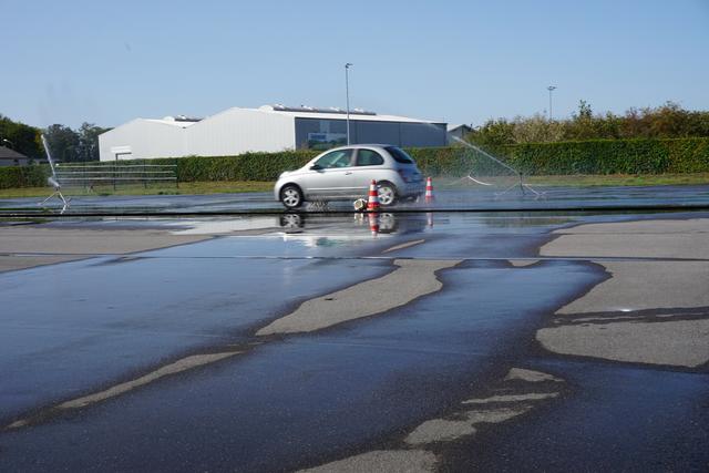 Rutschpartie mit Ansage: Untersschiedliche Fahrbahnbeläge und Wassersprenkler simulieren realistische Bedingungen.  | Foto: Andrea Floß