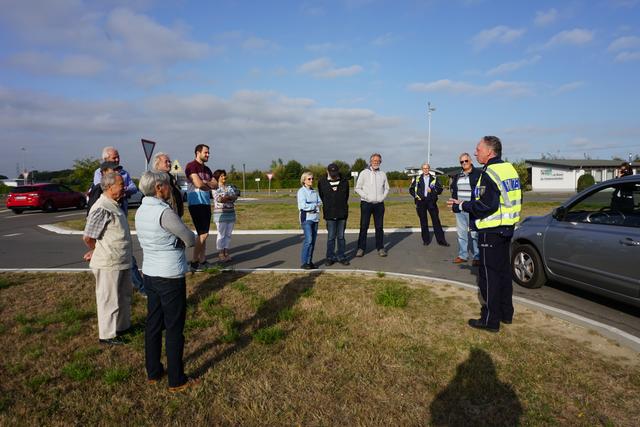 Polizeihauptkommissar Hans Dieter Ehlert weist die Teilnehmer des Fahrsicherheitstrainings ein. | Foto: Andrea Floß