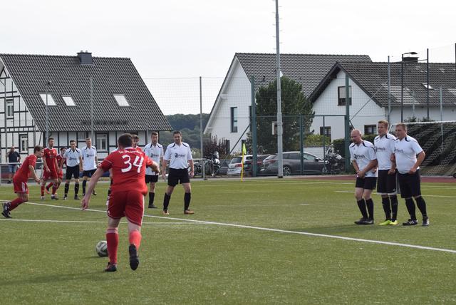 Nach guter 1. Halbzeit kam der SV Höhe in Winterscheid ins Hintertreffen. | Foto: Erwin Höller
