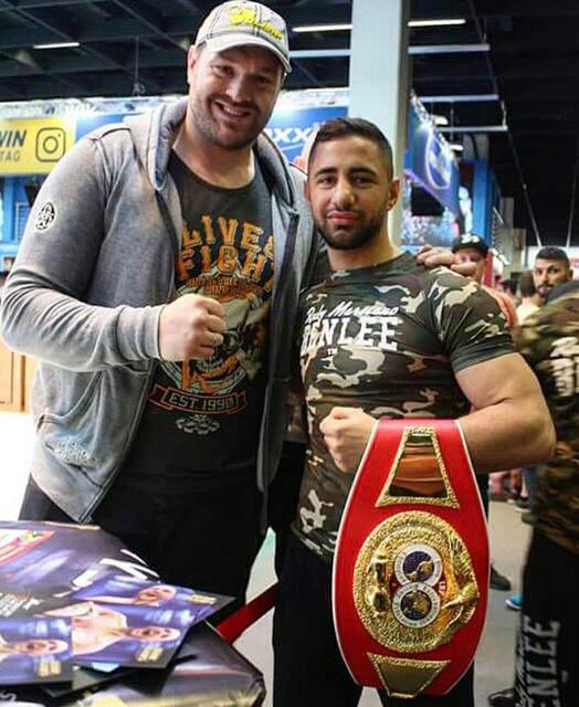 Fast schon auf Augenhöhe mit den ganz Großen: Ilhami Aydemir (re.) und der WBC Weltmeister im Schwergewicht Tyson Fury. | Foto: Aydemir