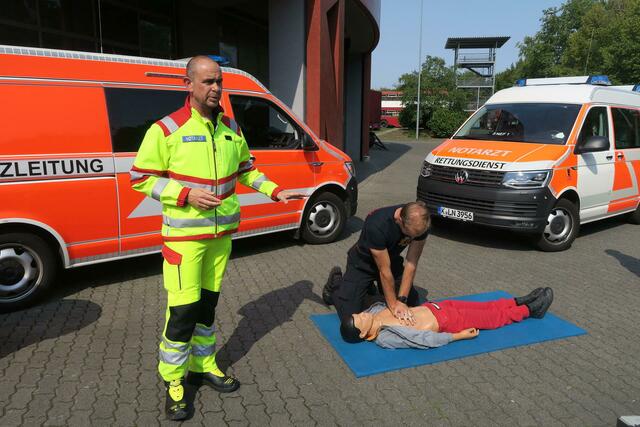 Wie eine Reanimation funktioniert, demonstrierten Dr. Marco Strohm (l.) und seine Kollegen an einer Puppe. | Foto: Hermans