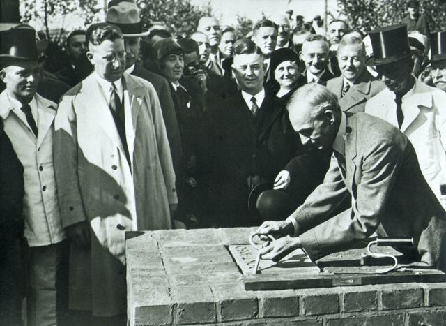 Henry Ford legt den Grundstein für die Ford-Werke. | Foto: obs/ Ford-Werke GmbH