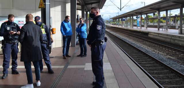 Einsatzgruppen aus Mitarbeitern von Ordnungsamt und DB-Sicherheit kontrollierten am Siegburger Bahnhof die Maskenpflicht. „Sünder“ mussten 150 Euro Bußgeld zahlen. | Foto: Gaebel
