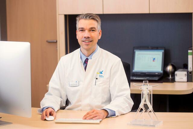 Prof. Dr. Thomas Lübke, Direktor der Klinik für Gefäßchirurgie des Klinikums, setzt seit Anfang des Jahres auf ein schonendes Verfahren, um die Schaufensterkrankheit zu behandeln.  | Foto: Klinikum Leverkusen