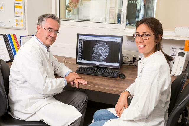 Privatdozent Dr. Hans-Ludwig Lagrèze, Direktor der Klinik für Neurologie, bespricht einen Befund mit einer Kollegin.  | Foto: Klinikum Leverkusen