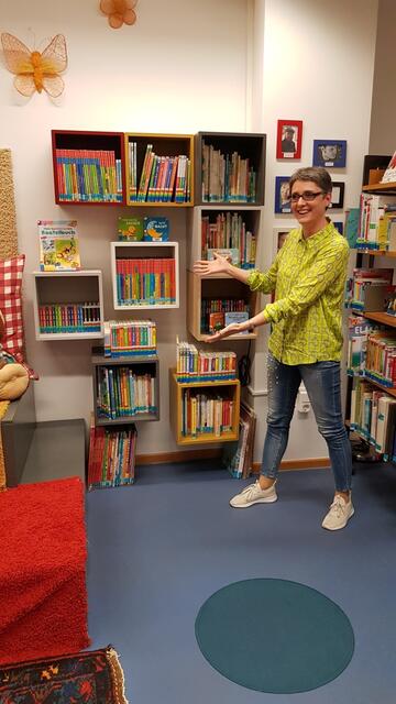 Der Förderverein Bücherwurm finanzierte die neuen Bücherregale. | Foto: Bücherwurm e.V.