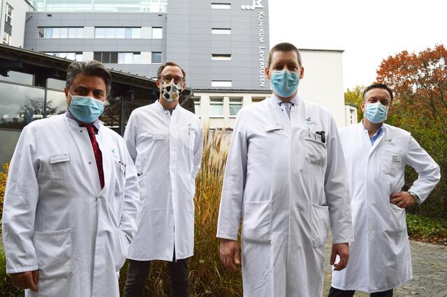 Die ausgezeichneten Klinikdirektoren Prof. Dr. A. Kubilay Ertan (von links), Priv.-Doz. Dr. Daniel Porres, Prof. Dr. Utz Krug und Prof. Dr. Nico Schäfer nahmen für ihren Fachbereich die Urkunden entgegen. | Foto: Klinikum Leverkusen