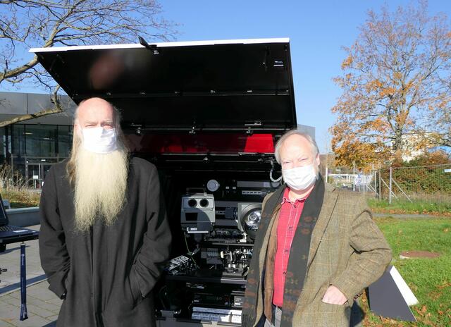 Die Kommunalpolitiker Wolf Roth (rechts) und Hans-Leopold Müller an dem neuen mobilen Blitzer. | Foto: Stadt
