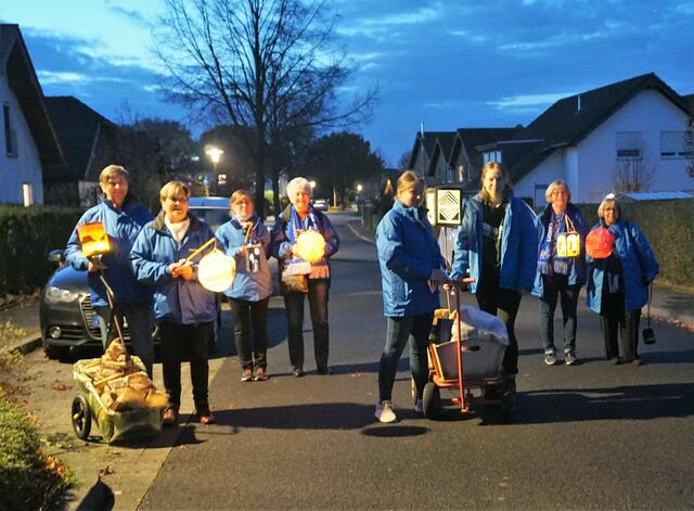 Coronagerecht brachten die Fidelen Burgfrauen bei der Aktion „Sankt Martin kommt ins Haus“ insgesamt 80 Martinswecke zu den Kindern und Jugendlichen sowie Geschwisterkindern der Gruppen. | Foto: art