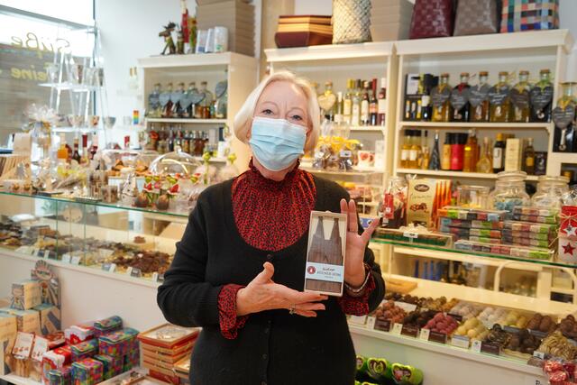 Im „SchokoLädchen“ präsentiert Marion Cramer Schokolade in Domform. | Foto: Offizier