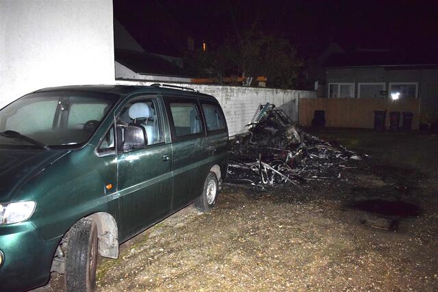 Bereits in den frühen Morgenstunden brannte ein Wohnwagen auf der Johannisstraße. | Foto: Polizei