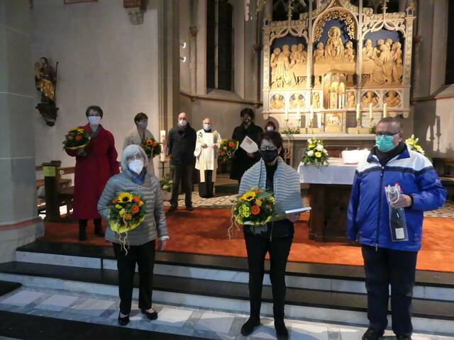 Auf Abstand und mit Maske wurden die Jubilare von links (vorne: ) Käthe Lange, Margrit Daniel und Hubert Demmer, (zweite Reihe: ) Christa Gast, Marianne Kolf, Ulrich Röttig und Marlene Teichmann von Pfarrer Martin Wierling und Marlies Müller-Reuter (hinten) geehrt. | Foto: Chor