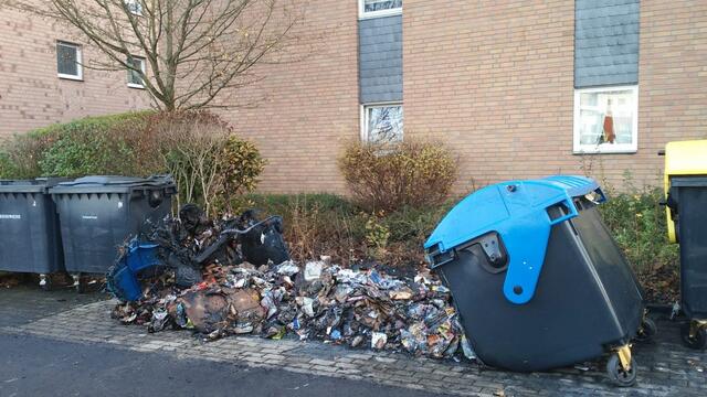 Für die Bewohner der Christine-Plück-Straße schon fast ein gewohnter Anblick: Ihre, am Ende der Kreuzbergstraße abgestellten, Müllcontainer, brannten- der Aussage von Betroffenen nach - bereits zum fünften Mal. | Foto: Wilfried Bonn