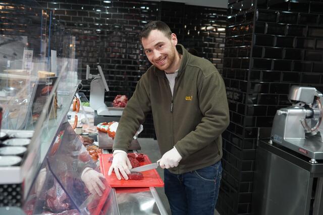 Patrick Duck schneidet gerade frischen Gulasch vom Weiderind. | Foto: Offizier