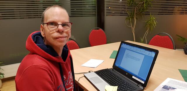 Ralf Fassbender, 48, ist schlagfertig und hat immer einen guten Spruch parat. Er schreibt nicht nur gerne, sondern steht auch gerne als Moderator auf der Bühne. Er lebt allein im Ambulant Betreuten Wohnen. | Foto: Blatt-Gold