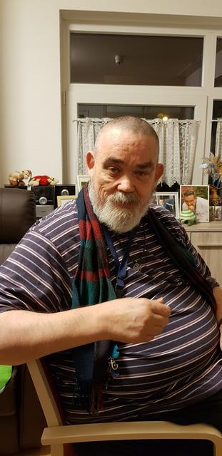 Jörg Brück, 61, mag besonders den Samstag. Dann kommt seine Mutter ihn besuchen und sie halten Kaffeeklatsch.  | Foto: Blatt-Gold