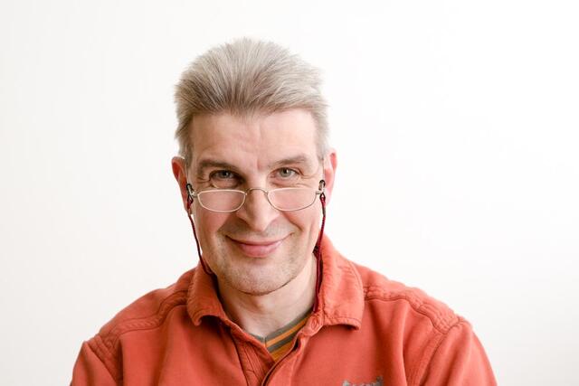 Jochen Rodenkirchen, 56, ist Elvis-Fan und liebt Hörbücher. Klar, dass er einen Büchereiausweis hat - für Nachschub! Was er nicht mag: Das Wort "Behinderung". 
  | Foto: Nola Bunke