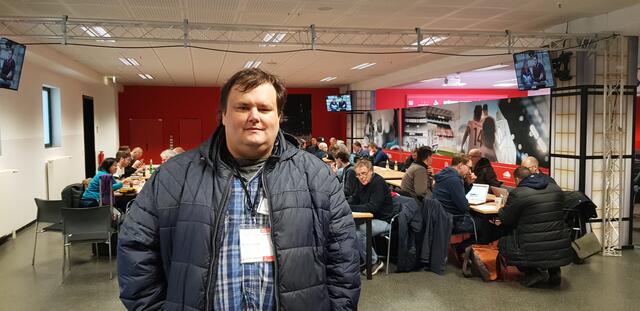 Sascha Nowak, 39, kommt aus Paderborn und fiebert mit, wenn sein Fußballverein spielt. Zusammen mit seinen beiden Wellensittichen lebt im Ambulant Betreuten Wohnen in Frechen.  | Foto: Blatt-Gold