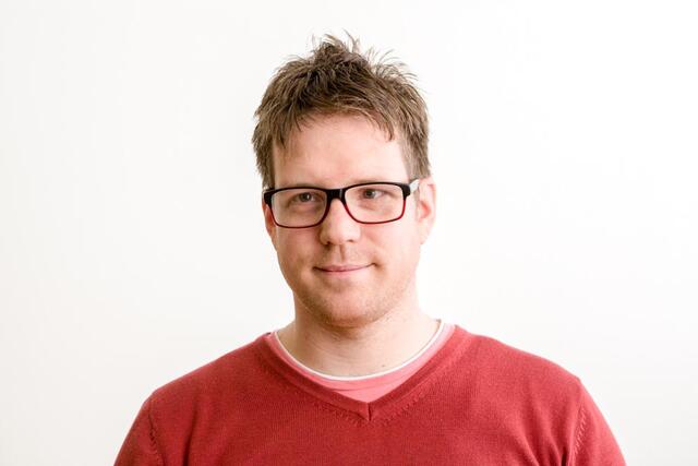 Cedric Eichner, 32, liebt Geheimnisse und verborgene Schätze. Darum schwärmt er für Ägypten und die Titanic – und natürlich auch für Suse, seine Freundin. Die beiden wohnen zusammen.  | Foto: Nola Bunke