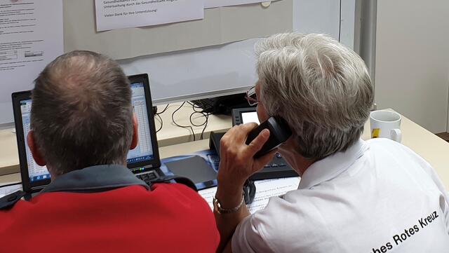 Einsatzkräfte des DRK beim Telefondienst. | Foto: Deutsches Rotes Kreuz