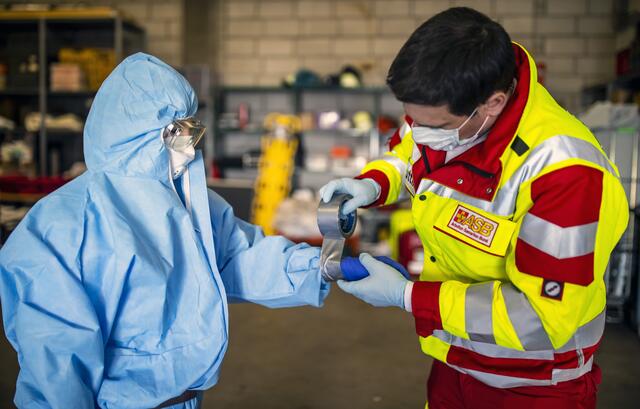 Corona-Helfer des ASB legen Schutzausrüstung an (Symbolbild). | Foto: ASB Deutschland / Hannibal