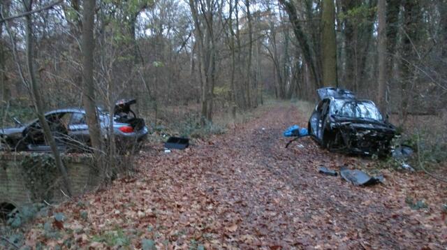 Im Waldgebiet Friesheimer Busch fand ein Spaziergänger die beiden Fahrzeuge. | Foto: Polizei