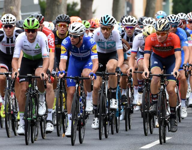 Christian Knees (Team Sky, Mitte rechts) beendet zum Jahresende seine Karriere als Profiradfahrer. | Foto: Engst