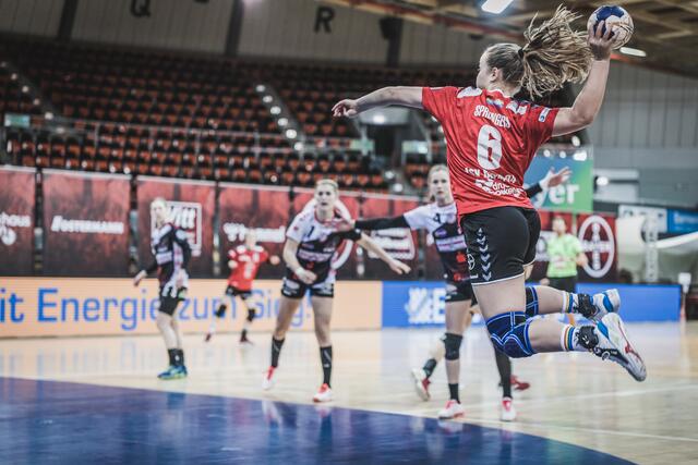 Linksaußen Zoë Sprengers, hier beim Sprungwurf, war in der Endabrechnung mit 13 Treffern die alles überragende Torschützin am Sonntagnachmittag. | Foto: Jörg Dembinski