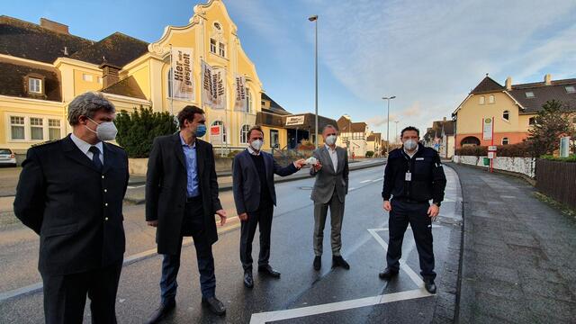 Das Erholungshaus wird vorübergehend zum Impfzentrum. Bei der Übergabe dabei waren (v. re.) Tim Feister, Werner Baumann, Uwe Richrath, Alexander Lünenbach und Hermann Greven. | Foto: Knops-Feiler