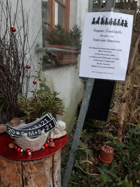Segenstankstelle, Dreikönigasblasen über den Gartenzaun hinweg - die Sternsinger ließen sich in diesem Jahr Alternatven zu den Hausbesuchen einfallen. | Foto: Fotos: Aanchal