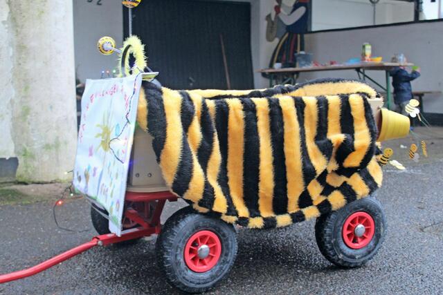 Kennziffer 02 - Uli (13), Judith (8) und Emil (5) Altenrath kommen aus Lokenbach, das liegt bei Overath-Heiligenhaus (Hellijehüschen). Bienen zieren den Wagen – gebastelt und gemalt.  | Foto: Kinder Altenrath