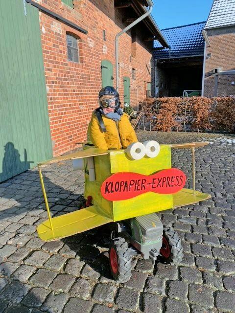 Kennziffer 19 - ...Paul Doser "fliegt" den Klopapier-Express. | Foto: Familie Doser