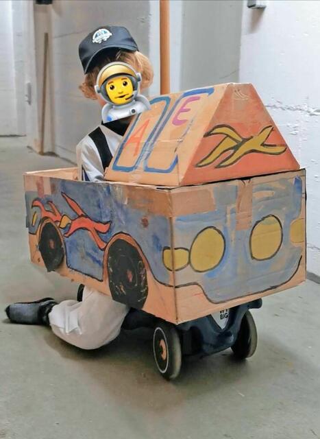 Kennziffer 29 - Astro Alex geht auf Reisen: So lautet der Titel, den Anton Fürst (6 Jahre) aus Bergisch Gladbach dem Wagenbau gegeben hat. Da hatte Astro Alex einfach mal keine Lust mehr auf Rakete und ISS, sondern wollte lieber mit einem Flammen Monstertruck den Zoch erobern. Auch Enna (2 Jahre) hat fleißig mitgeholfen und dank dem multifunktionalen Wagenbau passt er sowohl zu Bobbycar oder zum Kinderwagen. | Foto: Anton &amp; Enna Fürst