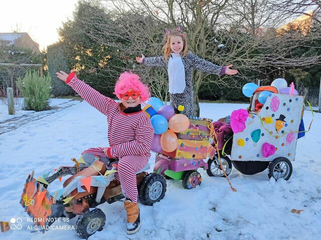 Kennziffer 90 - Millie Zeiske (8) und Julian Obstoij (8) aus Kerpen haben uns diese bunten Gefährte gebastelt und fürs Fotoshooting sogar in karnevalistische Schale geworfen. | Foto: Obstoij/Zeiske