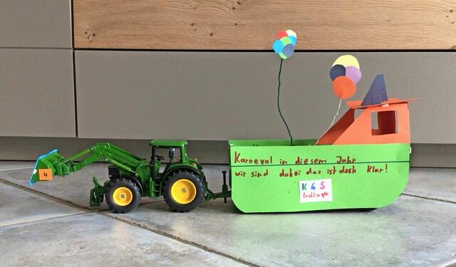 Kennziffer 96 - Aaron Reid (9 Jahre) aus Leichlingen hat einen Wagen gebastelt, der von einem John Deere 6320 gezogen wird. Sein Motto lautet: „Karneval in diesem Jahr, wir sind dabei, das ist doch klar! | Foto: Aaron Reid
