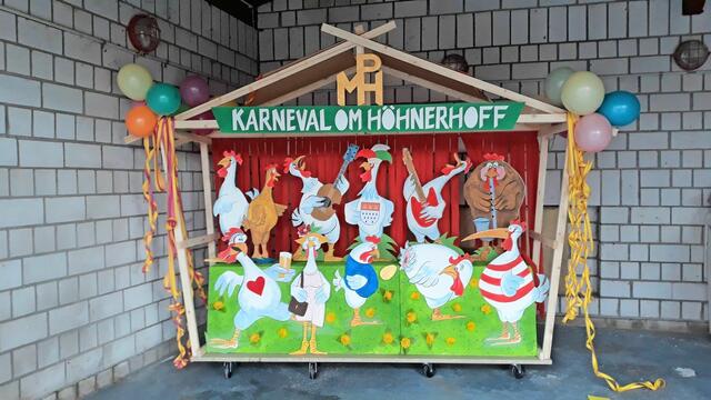 Kennziffer 08 - Für das Matthias-Pullem-Haus haben Wolfgang Hannes und Manfred Wenzel aus Sürth den „Karneval om Höhnerhoff“ auf den „Wagen“ gebannt. Initiatorinnen waren Dagmar Assenmacher und Anja Schöning vom Sozialen Dienst. Im Altenheim fahren zu Corona-Zeiten zwei Wagen und eine Fußgruppe, als kleiner Rosenmontagszug durch alle Etagen um ein bisschen Freude und Zuversicht zu verbreiten. | Foto: Matthias-Pullem-Haus