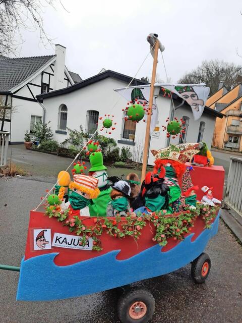 Kennziffer 14 - Corona-bedingt haben sich nur zwei Wagenbauer der KAJUJA Bergisch Gladbach ans Werk gemacht: Hans-Willi Potratz und Hubert Lindlar aus Bergisch Gladbach. Mit ihrem Schiff haben sie die stürmischen Zeiten, in denen wir uns alle befinden gut getroffen. Die Jecken schippern auch durch diese Zeit.  | Foto: KAJUJA Bergisch Gladbach / Rosl Lindlar 