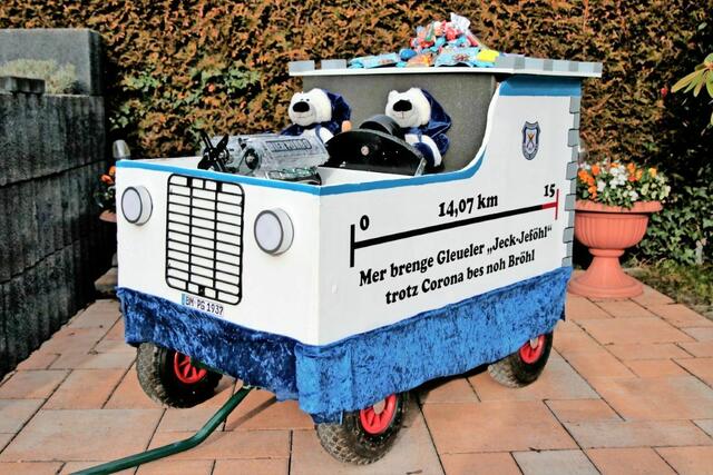 Kennziffer 24 - „Aus einem Bollerwagen und Materialien, die wir von unseren Vereinsmitgliedern ergattern konnten, haben auch wir einen Karnevalswagen für eure Aktion gebaut“, schreiben die Wagenbauer der Prinzengarde Blau-Weiss 1937 Gleuel. „Der Wagen soll die Tradition unserer klassischen Prinzenwagen mit ein paar modernen Elementen vereinen“, erklären die Wagenbauer Sacha Birgel und Johannes Klose aus Hürth. | Foto: Prinzengarde Blau-Weiss Gleuel