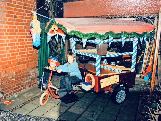 Kennziffer 26 - Erwin Forsbach aus Brühl hat keinen Wagen für einen Festumzug, sondern für einen Kurzurlaub gebaut. Sein Festwagen ist mit einer Küchenablage, Stauraum, einem großen Kochfeld für Pfanne zum Reibekuchenbacken, Halterungen für Kölsch-Gläser, Beleuchtung und Musik aus der Konserve ausgestattet. Na dann, gute Fahrt!  | Foto: Erwin Forsbach