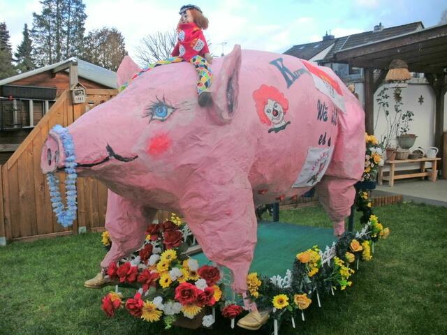Kennziffer 59 - Die „Rosi“ war eigentlich dafür gedacht beim realen Zoch mit zu gehen. Ihr „Erbauer“, Harald Klubschewsky aus Köln-Höhenhaus, freut sich, dass „Rosi“ nun wenigstens virtuell mitgehen kann. | Foto: Harald Klubschewsky